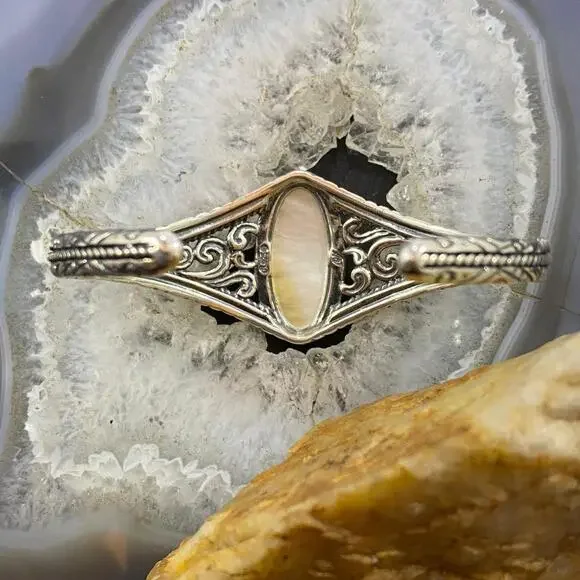 Carolyn Pollack Vintage Southwestern Style Sterling Mother of Pearl Bracelet